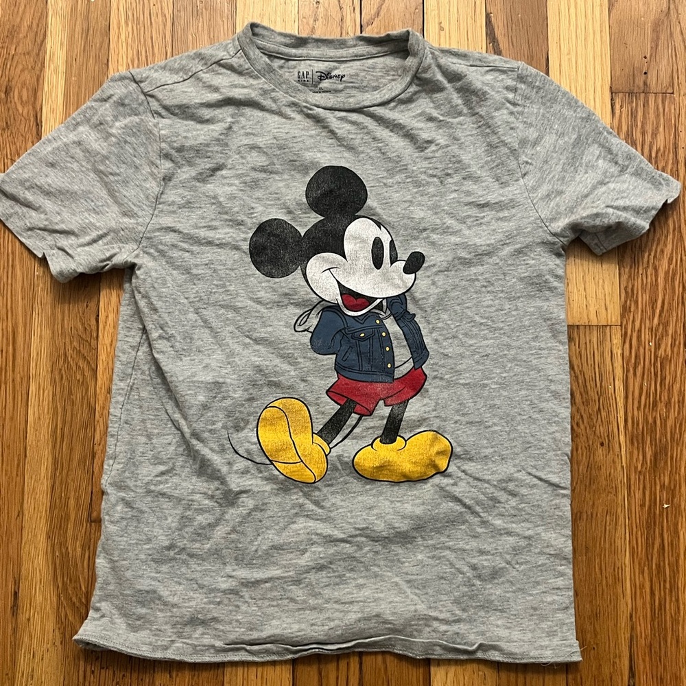 GAP Gray and Yellow Short Sleeve Tee